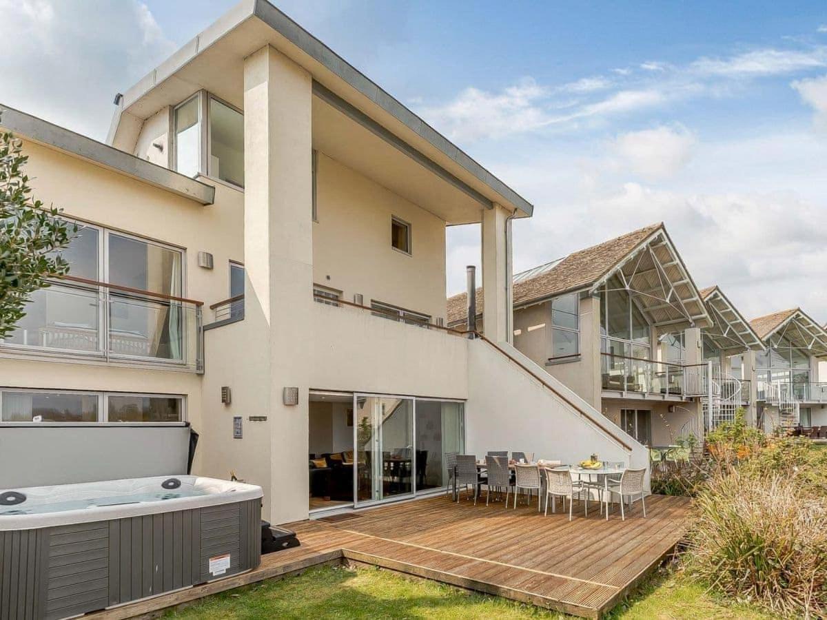 Cotswolds Lakehouse, With Hot Tub & Spa Access, Lower Mill Estate Somerford Keynes Eksteriør bilde