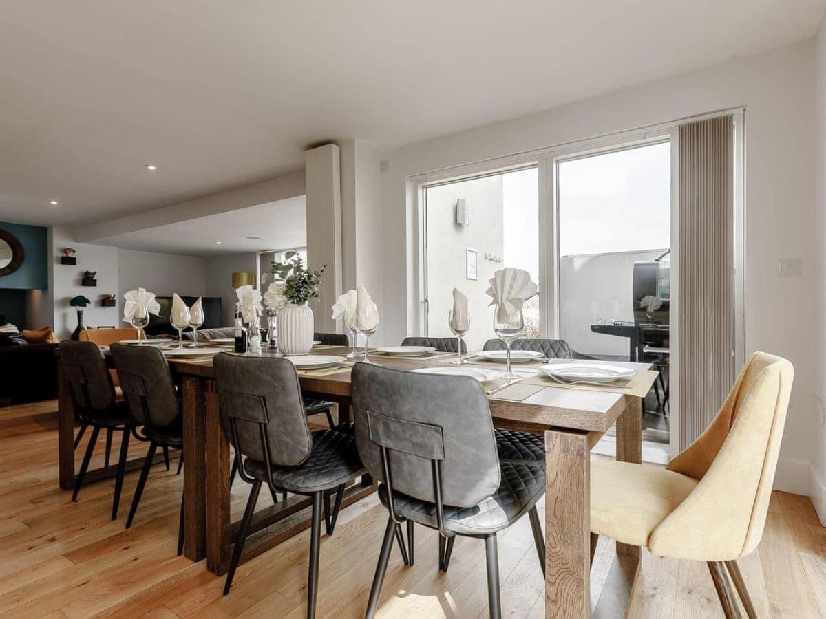 Cotswolds Lakehouse, With Hot Tub & Spa Access, Lower Mill Estate Somerford Keynes Eksteriør bilde