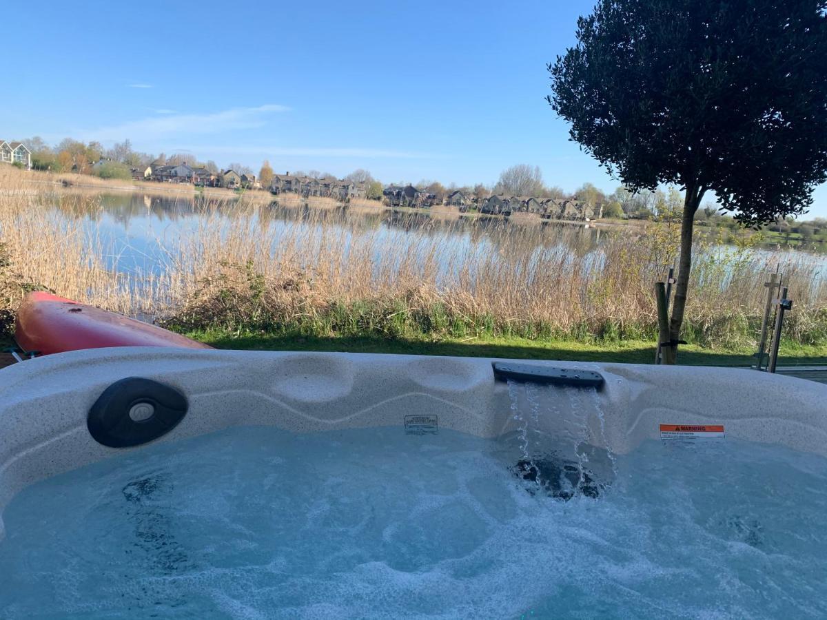 Cotswolds Lakehouse, With Hot Tub & Spa Access, Lower Mill Estate Somerford Keynes Eksteriør bilde