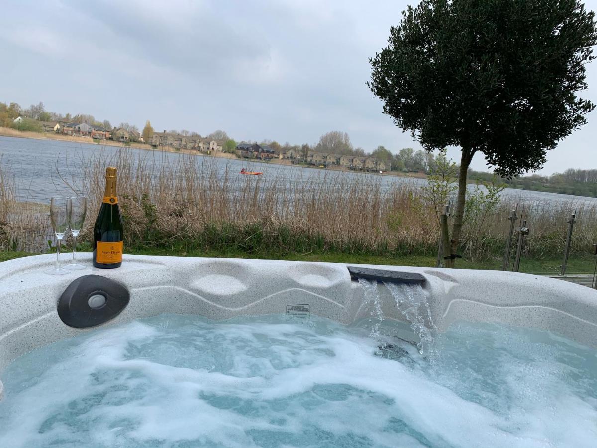 Cotswolds Lakehouse, With Hot Tub & Spa Access, Lower Mill Estate Somerford Keynes Eksteriør bilde